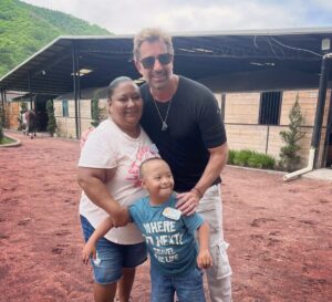 Gabriel Soto Instagram - Que gran convivencia con estos GUERREROS de vida 🙏🏼🙏🏼🙏🏼!!! Felicidades @elyb_arcenas por esta labor con la Fundación Campanas de la Victoria 🙌🏻🙌🏻🙌🏻 #equinoterapia🐴