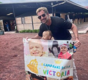 Gabriel Soto Instagram - Que gran convivencia con estos GUERREROS de vida 🙏🏼🙏🏼🙏🏼!!! Felicidades @elyb_arcenas por esta labor con la Fundación Campanas de la Victoria 🙌🏻🙌🏻🙌🏻 #equinoterapia🐴