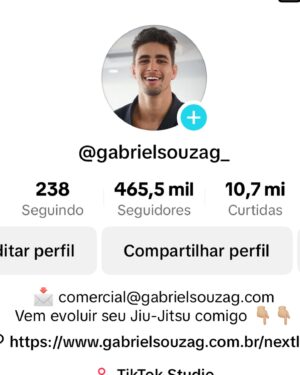 Gabriel Souza Instagram - JÁ SOMOS 1 MILHÃO DE BRABOS! 

1 milhão de pessoas entre Instagram, YouTube e Tik Tok. 1M de pessoas evoluindo junto comigo, acompanhando o meu trabalho e se divertindo.

Uma marca que parecia tão distante quando comecei, hoje é realidade, e eu não imaginava o quão gratificante seria essa jornada.

Essa troca com vocês torna tudo mais divertido e me motiva cada dia mais, só tenho a agradecer por todo o carinho, conselhos, apoio e também às críticas. VOCÊS SÃO FODAS!

Este é só o começo, daqui a pouco seremos 1M em cada plataforma e assim por diante, uma comunidade cada vez maior e mais unida.

Vamos juntos! 🔥👊🏼🥋

Obrigado pela arte @sidereumcontent