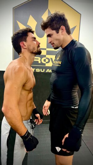Gabriel Souza Instagram - O tipo de brincadeira "saudável" que os amigos inventam 😂. @torbenalmeida Veio querer me pegar na covardia mané! 

Obrigado @crownbjjacademy por seder o espaço para esse desafio 🔥
.
.
.
.
.
.
.#desafio #boxe #mma