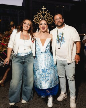 Gabriela Barros Instagram - Ontem, minutos antes de descer a Avenida, vestidos de azul e branco, a sentir o coração na boca e a gritar “ Ai é pois é, São Vicente é que é!” 💙

Obrigada a cada um da @marchadesaovicente por me fazer sentir em casa desde do primeiro encontro. Obrigada, Bruno e Sofia por me escolherem para ser vossa madrinha. Foi uma honra!

Roupa @nuno.gama 
Ph  @afonsodbatista