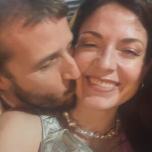 Gabriela Barros Instagram - Ô moço, por favor, me vê uma batida de côco com direito a beijo na bochecha, estreia de espectáculo, misturada com samba do trabalhador, uma pitada de corrida de cavalos no Jockey Clube, mais um sambinha de rua e tudo envolto numa dança de panos! Brigadaaaa valeu!🍹
