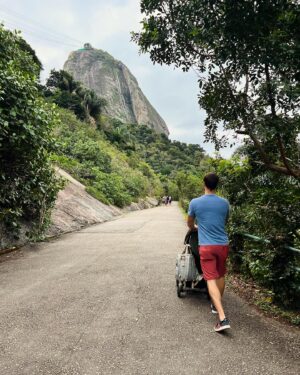 Gabriela Barros Instagram - Como o macaco gosta de banana, eu gosto da Urca. 🫶🏻🍌