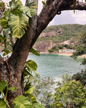 Gabriela Barros Instagram - Como o macaco gosta de banana, eu gosto da Urca. 🫶🏻🍌