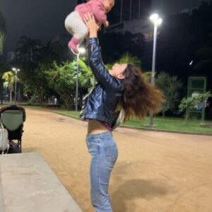 Gabriela Barros Instagram - Ô moço, por favor, me vê uma batida de côco com direito a beijo na bochecha, estreia de espectáculo, misturada com samba do trabalhador, uma pitada de corrida de cavalos no Jockey Clube, mais um sambinha de rua e tudo envolto numa dança de panos! Brigadaaaa valeu!🍹