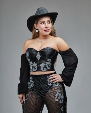 Gabriela Carrillo Instagram - Gracias Dios por otra vuelta al sol llena de salud, de amor, de proyectos, de felicidad, y alegría! Por mandarme gente tan maravillosa en mi vida siempre, por darme el amor y el apoyo de mi familia 🩷 y sobre todo, porque no me sueltas de tu mano 🙌🏼 
En este día solo puedo dar GRACIAS, GRACIAS, GRACIAS