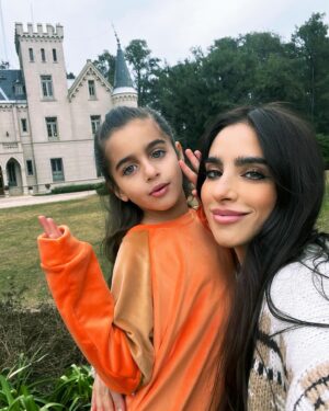 Gabriela Sari Instagram - En el castillo que te prometí 🫶y no me creías 😆🤍🏰
2 Momentos ✨
3 Paseo del bien / 4 Amor♾️ / 5 Picnic 🥳
6 Viaje en el tiempo
7 Pausa/ 8 Charla de historia 
9 El camisón q hizo la abu para vos 
10 🤍

Que hermosos días pasamos @estanciacandelaria gracias por recibirnos con tanto amor, es un lugar mágico para volver siempre en todas las estaciones💌

Invierno con 😍 @santabohemiakids @santabohemia