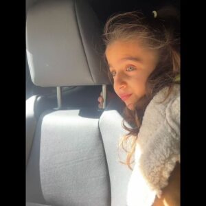 Gabriela Sari Instagram - En el castillo que te prometí 🫶y no me creías 😆🤍🏰
2 Momentos ✨
3 Paseo del bien / 4 Amor♾️ / 5 Picnic 🥳
6 Viaje en el tiempo
7 Pausa/ 8 Charla de historia 
9 El camisón q hizo la abu para vos 
10 🤍

Que hermosos días pasamos @estanciacandelaria gracias por recibirnos con tanto amor, es un lugar mágico para volver siempre en todas las estaciones💌

Invierno con 😍 @santabohemiakids @santabohemia