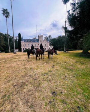 Gabriela Sari Instagram - En el castillo que te prometí 🫶y no me creías 😆🤍🏰
2 Momentos ✨
3 Paseo del bien / 4 Amor♾️ / 5 Picnic 🥳
6 Viaje en el tiempo
7 Pausa/ 8 Charla de historia 
9 El camisón q hizo la abu para vos 
10 🤍

Que hermosos días pasamos @estanciacandelaria gracias por recibirnos con tanto amor, es un lugar mágico para volver siempre en todas las estaciones💌

Invierno con 😍 @santabohemiakids @santabohemia