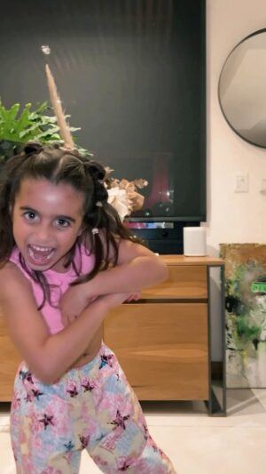 Gabriela Sari Instagram - Creo creo creo en ti! Mi niña mágica ✨💘💘💘

Te amo profundamente 

Feliz día de la niñez, creer  siempre en nuestros pequeños, con confianza y amor 
Porque  si ell@s sienten que vos crees que pueden ..podrán siempre ♥️💪