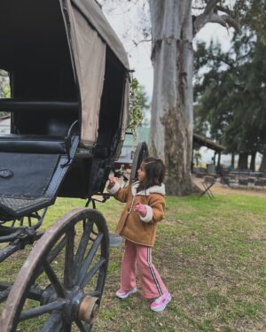 Gabriela Sari Instagram - En el castillo que te prometí 🫶y no me creías 😆🤍🏰
2 Momentos ✨
3 Paseo del bien / 4 Amor♾️ / 5 Picnic 🥳
6 Viaje en el tiempo
7 Pausa/ 8 Charla de historia 
9 El camisón q hizo la abu para vos 
10 🤍

Que hermosos días pasamos @estanciacandelaria gracias por recibirnos con tanto amor, es un lugar mágico para volver siempre en todas las estaciones💌

Invierno con 😍 @santabohemiakids @santabohemia