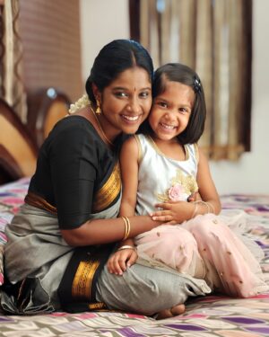 Gabriella Sellus Instagram - “எனது ஆயிரம் கவலையுடன் அவளது சிறிய புன்னகையுடன் போர் புரிந்து எனது நிம்மதியை மீட்டு கொடுத்தவள்” @lithanya_sivabalan_official
Pc @jaison_the_ekalaivan