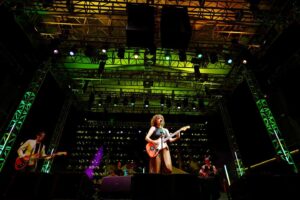 Gaby Moreno Instagram - Fun times LA!! Thanks for coming out for this #kcrwsummernights event and singing and dancing with us at the beautiful Jerry Moss Plaza in DT. ❤️
@kcrw 

📷: @ttepz