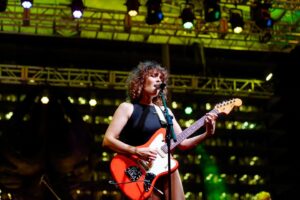 Gaby Moreno Instagram - Fun times LA!! Thanks for coming out for this #kcrwsummernights event and singing and dancing with us at the beautiful Jerry Moss Plaza in DT. ❤️
@kcrw 

📷: @ttepz