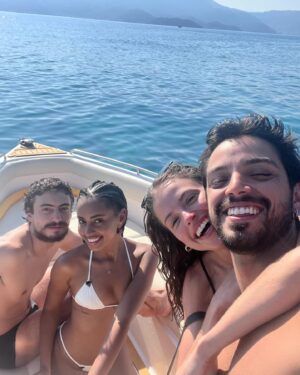 Gabz Instagram - o sorrisinho engatilhado quando me junto com os melhores parceiros do mundo pra fazer o trabalho que amo (e muita risaiada entre uma diária e outra)
 
Acho que to com mania de vocês! Obrigada por esse jornada 💛