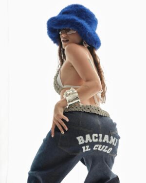 Gaia Gozzi Instagram - Sesso e Samba è prima nella classifica Fimi da 10 settimane, il 24 Agosto sarò ospite della Notte della Taranta, ci sono ancora tantissime novità che ci aspettano e io dovrei rimanere calma??!!?
OKKKKKK non siamo ancora prontə alla fine dell’estate 🥲🧿🛸💘 (ps. 4th slide issa mood 4L)