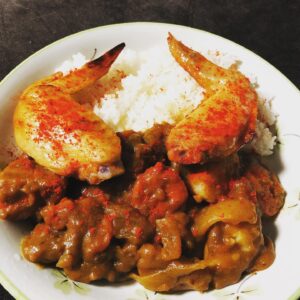 Gaku Fushimi Instagram - 昔がっつり遊んでたソシャゲのコラボメニュー再現！！その名も魔界(真っ赤い)カレー！激辛に見えるけれどもパプリカパウダーでめっちゃ味が濃厚なんだぜ！そして角をイメージした手羽先！　#げきうま #カレー #コラボメニュー再現 #モンはれ #にじさんじ　#食べ終わるのがもったいない #角