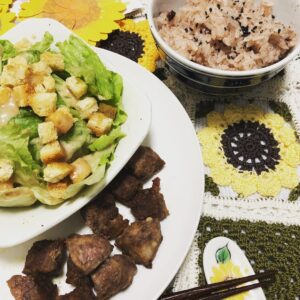 Gaku Fushimi Instagram - テンション上がって・・・！久々にサイコロステーキ食べたけど美味しかった・・・！赤飯との相性もばっちぐ
ランチョンマット、お箸、箸置きは頂きものだぜ🙌
#赤飯 #vtuber #夜ガク #サイコロステーキ #サイコロステーキなだけにサイコー #味噌汁消失 #撮影後レンジにご挨拶