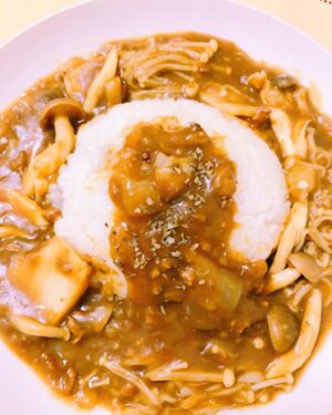 Gaku Fushimi Instagram - 今日作ったプレミアムカレー！
ざっくりレシピ(分量記載ないのはお好みで)
野菜(新玉ねぎ１.5個)とひき肉、ブロック肉炒める→鍋に水800 ブイヨン2個を混ぜて溶けたら炒めた具材を鍋にいれ従来のカレーを作る(パッケージを参考にするんだぜ👍) お好みで
しめじ、えのき、たけのこを炒めていい頃合いになったらカレーを一人前、フライパンにいれてきのこ、たけのこと混ぜる→完成！

#おはガク #vtuber #朝ごはん #カレー #カレーライス #プレミアム熟カレー甘口 #じゃがいも #新玉ねぎ #ひき肉 #ブロック肉 #しめじ #えのき #たけのこ #ブイヨン