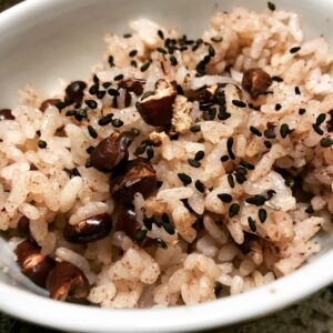 Gaku Fushimi Instagram - 今朝炊いた赤飯だぜ！ 下のランチョンマットは頂き物！手編みしてくださったんだな🙌すっごひまわりが可愛くて超素敵だぜ✨
#赤飯 #vtuber #おいしい #赤色 #豆 #モリモリ体が作られる #おはガク #朝昼夜赤飯