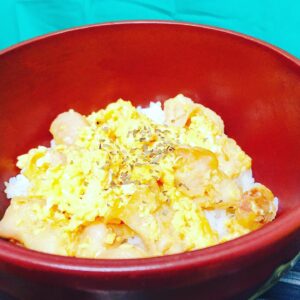 Gaku Fushimi Instagram - 昨日上げそびれてしまったぼんじり親子丼！！
#親子丼 #朝ご飯 #ぼんじり #うまい # #安い #早い #サラマンダーよりずっとはやくつくれる