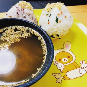 Gaku Fushimi Instagram - 今朝の朝のメニュー！鮭混ぜこみおにぎりと梅ゆかりかつおぶしおにぎり！
そして最後は味噌汁！究極の組み合わせだぜ✌️
#おはガク #朝ご飯 #おにぎり #混ぜ込みご飯おにぎり #味噌汁 #究極のコンボ #リラックマ #ローソン