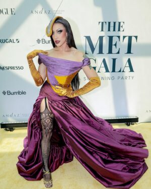 Gala Varo Instagram - @gala.varo en custom look The Weird Market para la Yellow Carpet de la Screening Party de la MET Gala 2024 por Vogue México.
@voguemexico 
@bumblelatam
@nespresso.mx #UnforgettableTaste 
@brugal1888mx 
Hair: @_franciscopelayo_ 💛