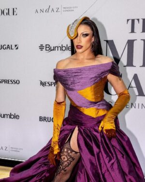 Gala Varo Instagram - @gala.varo en custom look The Weird Market para la Yellow Carpet de la Screening Party de la MET Gala 2024 por Vogue México.
@voguemexico 
@bumblelatam
@nespresso.mx #UnforgettableTaste 
@brugal1888mx 
Hair: @_franciscopelayo_ 💛