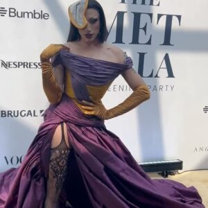 Gala Varo Instagram - @gala.varo en custom look The Weird Market para la Yellow Carpet de la Screening Party de la MET Gala 2024 por Vogue México.
@voguemexico 
@bumblelatam
@nespresso.mx #UnforgettableTaste 
@brugal1888mx 
Hair: @_franciscopelayo_ 💛