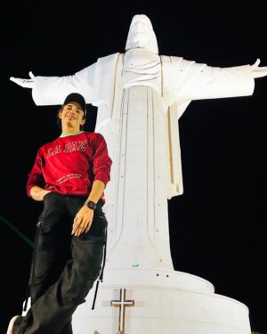 Gala Varo Instagram - Cerrando semana Perú 🇵🇪 y Bolivia 🇧🇴 
Gracias Lima por hacerme sentir como en casa, por todos sus detalles y no dejarme solo con la noticia de GAS.
Santa Cruz 🇧🇴 me explicas? para recordar por siempre ❤️‍🔥
Recordando que la vida es para vivirse al máximo e intensamente. 
Que resplandezca el brillo del caporal en un corazón en llamas 🌻❤️‍🔥