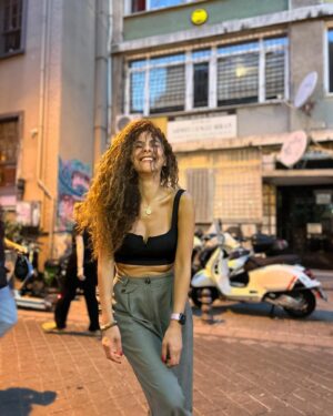 Gamze Topuz Instagram - Ruhumuzun zaten bildiği şeyleri bazen birilerinin bize fısıldamasını bekleriz 🎆
Foto: @selimbulutdanismaz 🧡