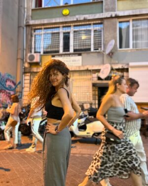 Gamze Topuz Instagram - Ruhumuzun zaten bildiği şeyleri bazen birilerinin bize fısıldamasını bekleriz 🎆
Foto: @selimbulutdanismaz 🧡