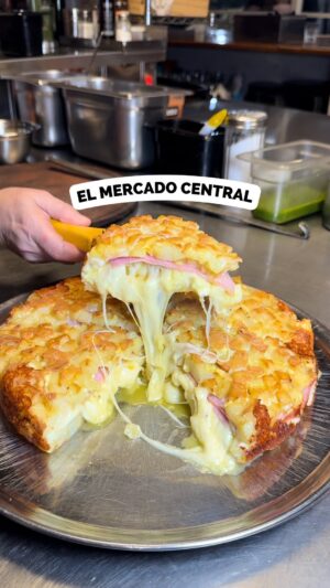 Gastón Soffritti Instagram - 🍟 EL MERCADO CENTRAL CON GASTON SOFFRITTI 🇦🇷

👉🏼Vinimos a probar la Tortilla de papa rellena más famosa del país 🇦🇷 y a Pato y Romi: las tan conocidas chicas de la 3 que hacen magia con su trabajo ❤️ Una historia de amor y esfuerzo, no hay dudas!  Se hicieron virales con el 🎬 Documental de Netflix de Street Food 😍

❗️ES O NO ES LA MEJOR TORTILLA PARA UDS?

🌍 Y que increíble que viene gente de todas partes del mundo a probar lo que hacen!

👉🏼Como encuentran el puesto de @laschicasdela3 ?
En el Pabellón nro 3 del Mercado Central. 
🕚 El puesto abre de 9:30 a 14:30 de martes a viernes 
🚗 Para llegar en auto ponen “las chicas de la 3” en el Maps y llegan sin problema 
🚌En Colectivo el 8 (linea mercado central) o bondi 298

🍟Que podes probar? tortilla de papa rellena de jyq , tortilla de verdura con queso, 
🥟Empanada de cuarto de libra que es un manjar, 🍕Fugazzeta rellena y Pizza tradi de muzza. De todo porque tmb hay canastitas, sándwiches de milanesa COCINA A TODO TERRENO💪🏼

💵 Porción Tortilla $3800 Tortilla grande entera $20 mil y la mediana $15 mil 
Porción de pizza $1700 y la fuga rellena $2700

👉🏼Para los que quieran ir a comprar fruta, verdura al mercado hay que levantarse tempranito porque para las 9am ya se vendió muchísimo!

#tortilla #streetfood #buenosaires #mercadocentral #empanadas