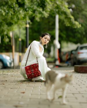 Gauri Kulkarni Instagram - Mau in Wonderland 🐈❤️

Dress- @lucknowi_studio_ 
P.C.- @nileshsawant_photography 
Managed by- @wechitramedia 
Styled by- @rupalibhosle 

#cat #love #apalimumbai #monsoon