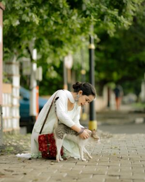 Gauri Kulkarni Instagram - Mau in Wonderland 🐈❤️

Dress- @lucknowi_studio_ 
P.C.- @nileshsawant_photography 
Managed by- @wechitramedia 
Styled by- @rupalibhosle 

#cat #love #apalimumbai #monsoon