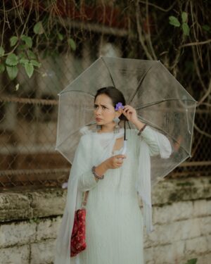 Gauri Kulkarni Instagram - फूल in wonderland ✨☺️

Dress- @lucknowi_studio_ 
P.C.- @nileshsawant_photography 
Managed by- @n.i.d.s_ @wechitramedia 
Styled by- @rupalibhosle