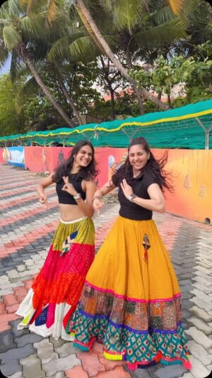 Gautami Kapoor Instagram - Twirling into the weekend like…. @gautamikapoor 💃

#dance #duo #fun #vibes #weekendfun