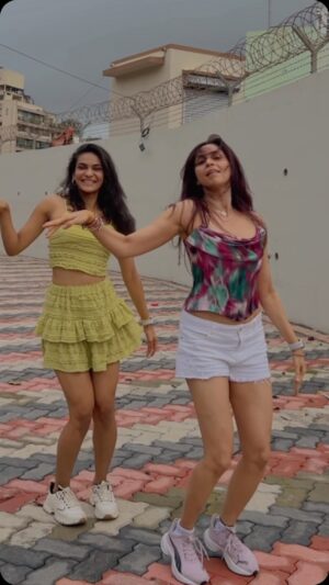 Gautami Kapoor Instagram - Rainy days, Cinematic ways 💃🌧️

#trends #reels #fun #duo