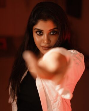 Gayathri Shan Instagram - Rosu Rosu 💋 
.
.
.

📸 @explorashots