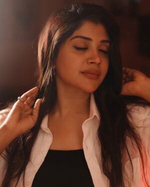 Gayathri Shan Instagram - Rosu Rosu 💋 
.
.
.

📸 @explorashots