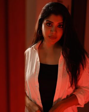 Gayathri Shan Instagram - Rosu Rosu 💋 
.
.
.

📸 @explorashots