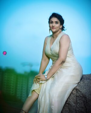 Gayatri Bhargavi Instagram - Women with Elegance & Grace yet Classy is how I define ME. 

Being classy is in your demeanour. Being kind, loving. Caring, compassionate, independent, and self-sufficient is the Women Of substance. Be that & you will see how Gracefulness shows on you. 

🥰🥰🤩🧿🪬
.
.
.
.
#thankfulgratefulblessed 🙏🥰👍
My team 💛

📸 @prasan.myreflections 
Styled by - @_razzaqui
Assisted by - @aksharamahi7
Outfit - @yusa.india
Neckpiece - @shopriyaaofficial
Bracelets- @bcos_its_silver
.
.

#women #lifestyle #beautywithin #selflove #grace #elegance #mondaymotivation #love #star #raiseyourvibration #winner #gayatribhargavi #actor #telugucinema #glow