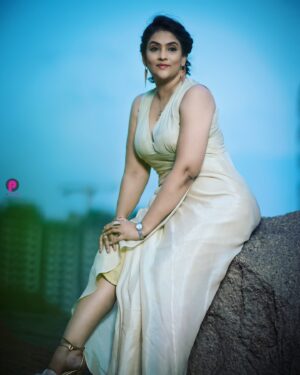 Gayatri Bhargavi Instagram - Women with Elegance & Grace yet Classy is how I define ME. 

Being classy is in your demeanour. Being kind, loving. Caring, compassionate, independent, and self-sufficient is the Women Of substance. Be that & you will see how Gracefulness shows on you. 

🥰🥰🤩🧿🪬
.
.
.
.
#thankfulgratefulblessed 🙏🥰👍
My team 💛

📸 @prasan.myreflections 
Styled by - @_razzaqui
Assisted by - @aksharamahi7
Outfit - @yusa.india
Neckpiece - @shopriyaaofficial
Bracelets- @bcos_its_silver
.
.

#women #lifestyle #beautywithin #selflove #grace #elegance #mondaymotivation #love #star #raiseyourvibration #winner #gayatribhargavi #actor #telugucinema #glow