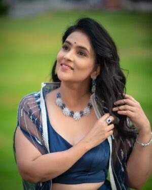 Gayatri Bhargavi Instagram - In the Evergreen thought of Hope and Peace! 
.
.
.
##thankfulgratefulblessed 
My Young team l
📸 @prasan.myreflections 
Styled by @_razzaqui 😍
Assisted by @aksharamahi7 
Outfit : @archithanarayanamofficial 
Jwellery: @shopriyaaofficial 
Ring : @bcos_its_silver