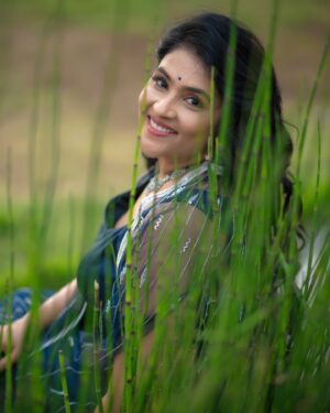 Gayatri Bhargavi Instagram - In the Evergreen thought of Hope and Peace! 
.
.
.
##thankfulgratefulblessed 
My Young team l
📸 @prasan.myreflections 
Styled by @_razzaqui 😍
Assisted by @aksharamahi7 
Outfit : @archithanarayanamofficial 
Jwellery: @shopriyaaofficial 
Ring : @bcos_its_silver