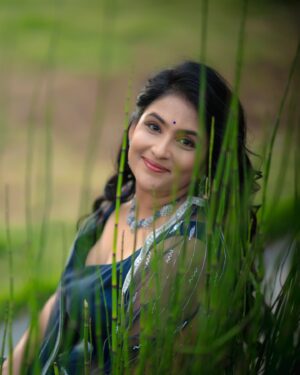 Gayatri Bhargavi Instagram - In the Evergreen thought of Hope and Peace! 
.
.
.
##thankfulgratefulblessed 
My Young team l
📸 @prasan.myreflections 
Styled by @_razzaqui 😍
Assisted by @aksharamahi7 
Outfit : @archithanarayanamofficial 
Jwellery: @shopriyaaofficial 
Ring : @bcos_its_silver