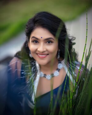 Gayatri Bhargavi Instagram - In the Evergreen thought of Hope and Peace! 
.
.
.
##thankfulgratefulblessed 
My Young team l
📸 @prasan.myreflections 
Styled by @_razzaqui 😍
Assisted by @aksharamahi7 
Outfit : @archithanarayanamofficial 
Jwellery: @shopriyaaofficial 
Ring : @bcos_its_silver