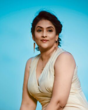 Gayatri Bhargavi Instagram - “If you are positive, you’ll see opportunities instead of obstacles.” 

Be so happy that, when other people look at you, they become happy too. 

Giving my best each day. Learning, Growing & Glowing. 
.
.
..
. 
.
#smile 

📸 
Styled by - @_razzaqui
Assisted by - @aksharamahi7
Outfit - @yusa.india
Neckpiece - @shopriyaaofficial
Bracelets- @bcos_its_silver

#photography #photoshoot #dressup #showupeveryday #believeinyourself #actor #gayatribhargavi #telugucinema #anchor #selflove #positive #grow #mindfulness #influencer #learn #grow #glow #happy