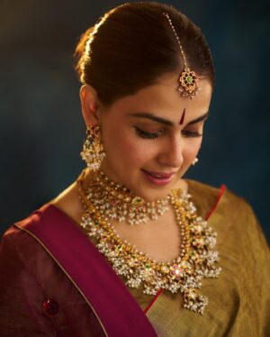 Genelia D'Souza Instagram - “In a world full of trends, I want to remain a classic “

Managed by - @ayushpadukone 
Outfit - @anavila_m 
Jewelry - @sanzanyjewels 
Bag -  @douxamourindia
Makeup : @rheyasanghai2410
Hair : @seemaphadtare35
Styling -  @who_wore_what_when 
Photographer - @rohnpingalay