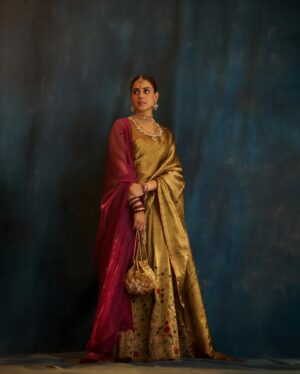 Genelia D'Souza Instagram - “In a world full of trends, I want to remain a classic “

Managed by - @ayushpadukone 
Outfit - @anavila_m 
Jewelry - @sanzanyjewels 
Bag -  @douxamourindia
Makeup : @rheyasanghai2410
Hair : @seemaphadtare35
Styling -  @who_wore_what_when 
Photographer - @rohnpingalay